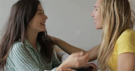 lesbica transando|Duas lésbicas estão no quarto na cama e se acariciam LGBT.